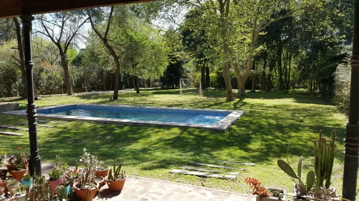 Casa de 4 ambientes com 3 dormitórios em Parque Leloir, Ituzaingó