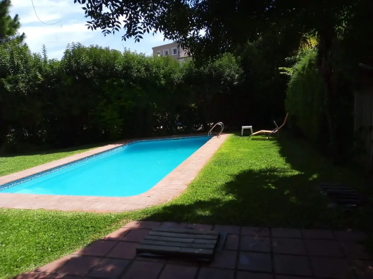 Casa de quatro ambientes com 3 dormitórios em Parque Leloir
