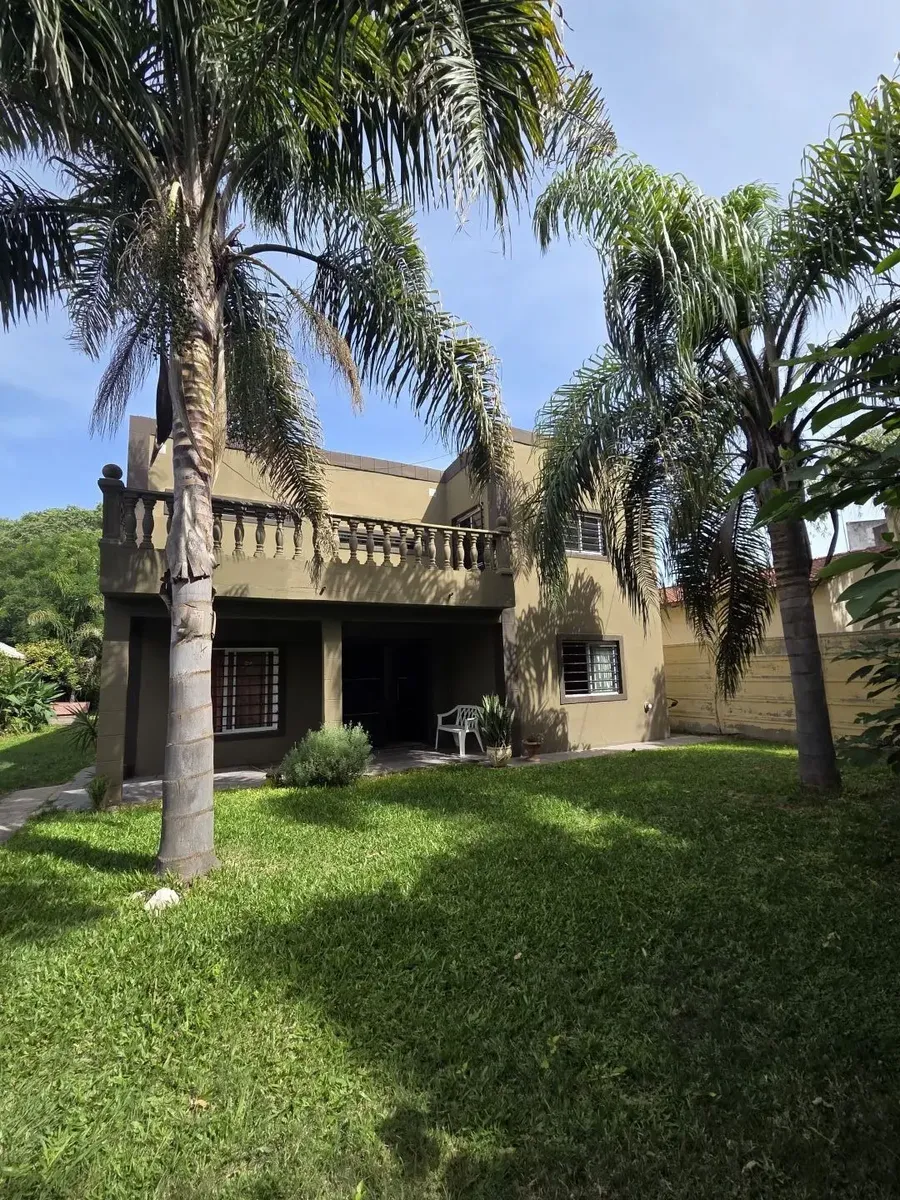 Casa de três dormitórios em Parque Leloir, com jardim e piscina em Ituzaingó
