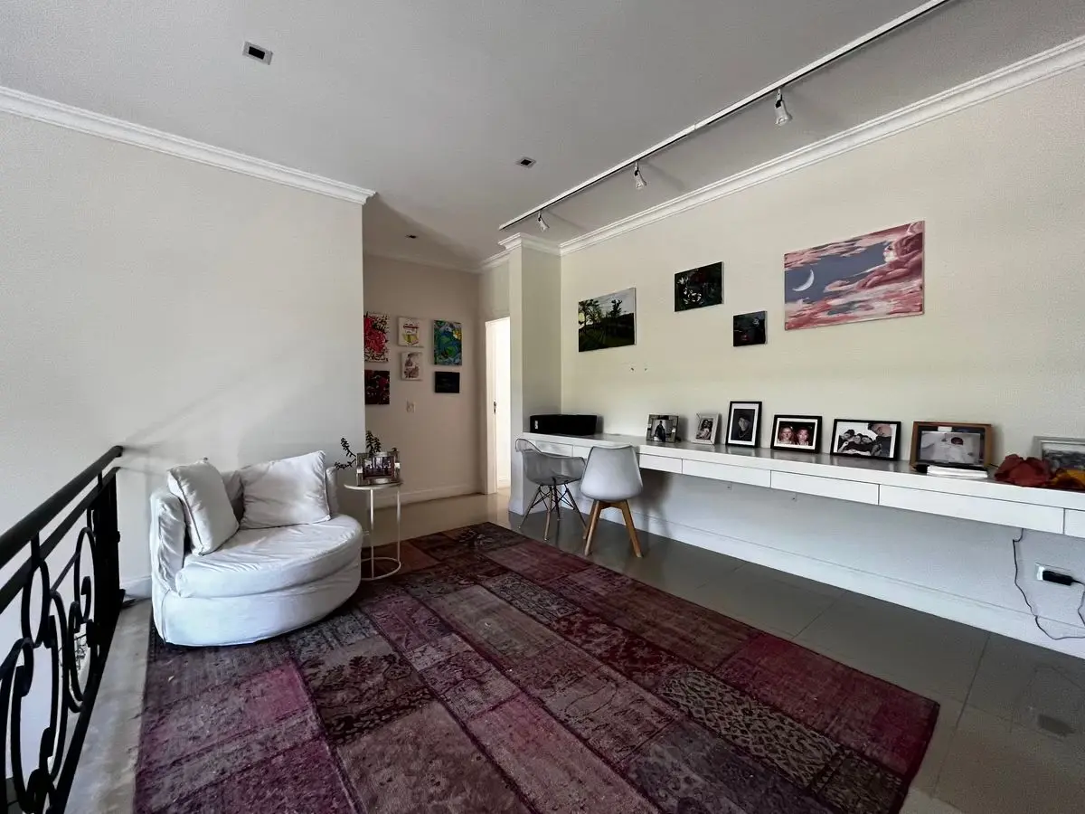 Four-suite house with lake frontage in Tigre