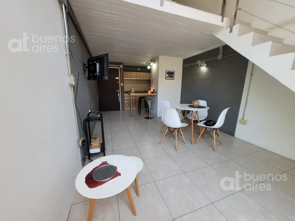 Apartamento dúplex mobiliado com varanda e piscina em Boedo