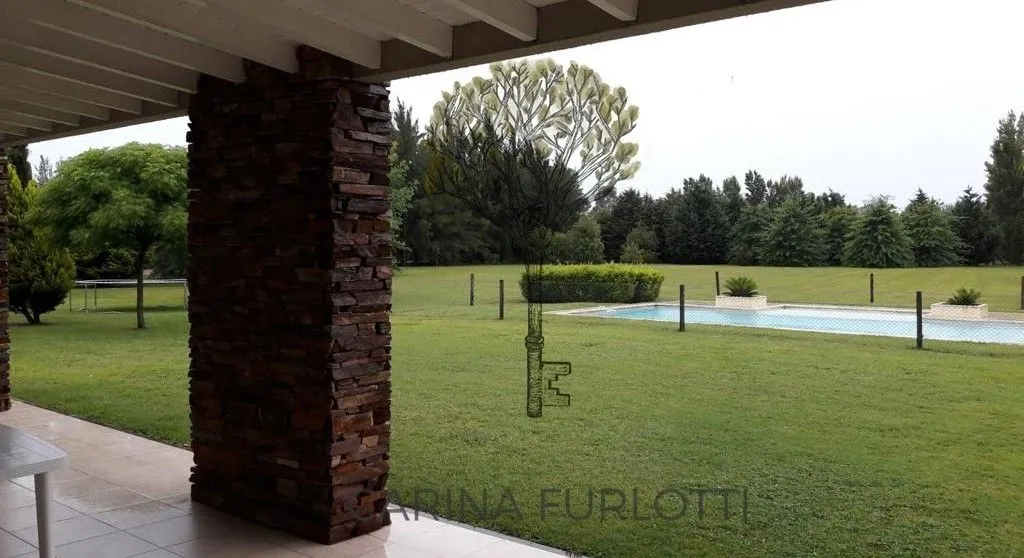 Five-bedroom house on an 8,000 m² wooded lot in Buenos Aires