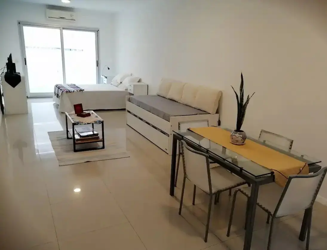 Monoambiente con balcón y cochera en Balvanera