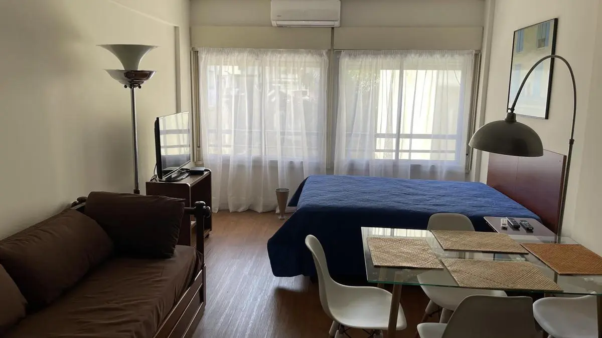 Студия в San Nicolás, с мебелью и техникой, окна во двор