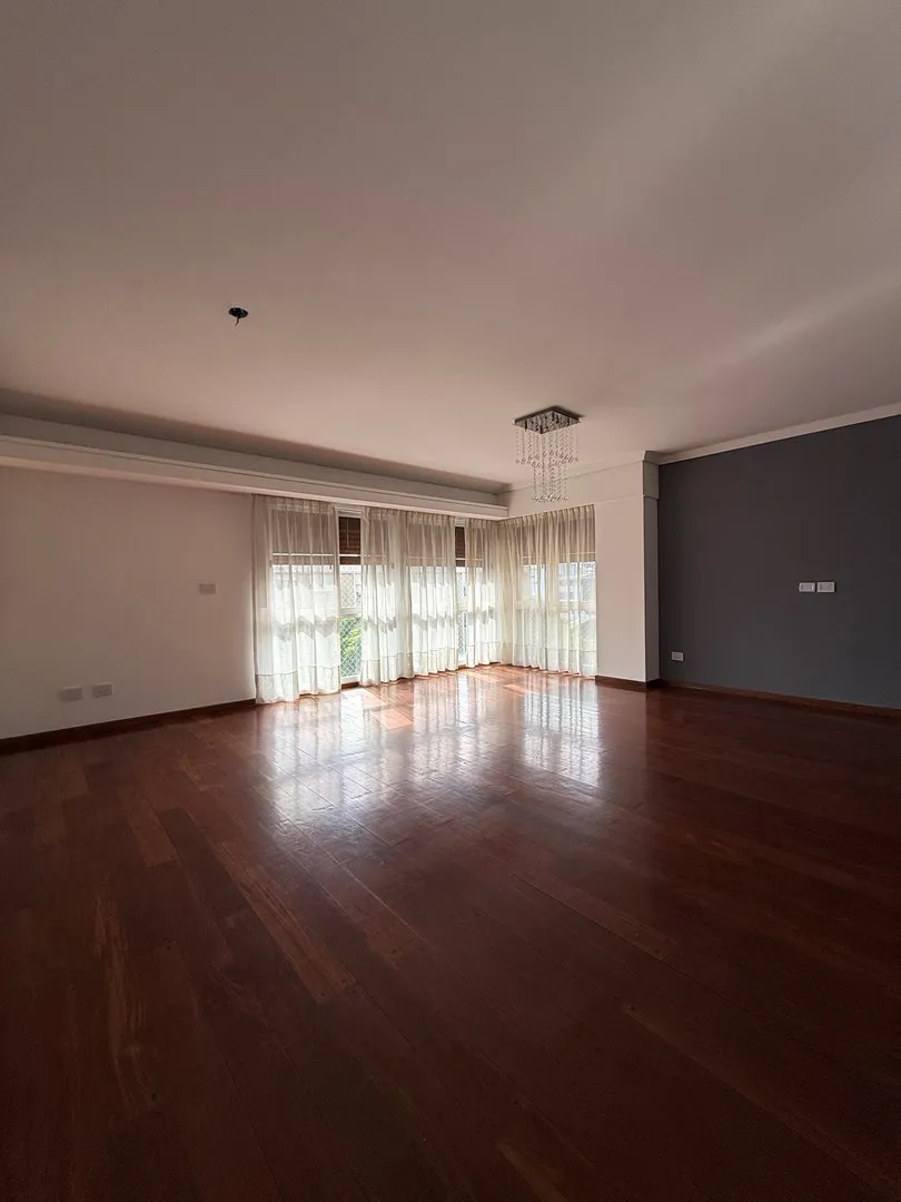 Четырёхкомнатная квартира с двумя парковочными местами в Vicente López