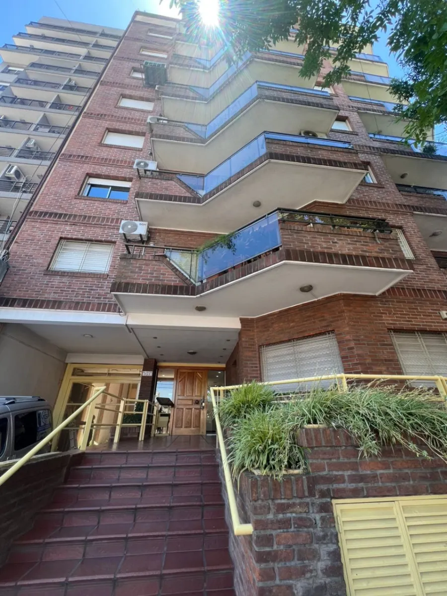 Apartamento de três ambientes com 2 dormitórios e vaga coberta em Morón