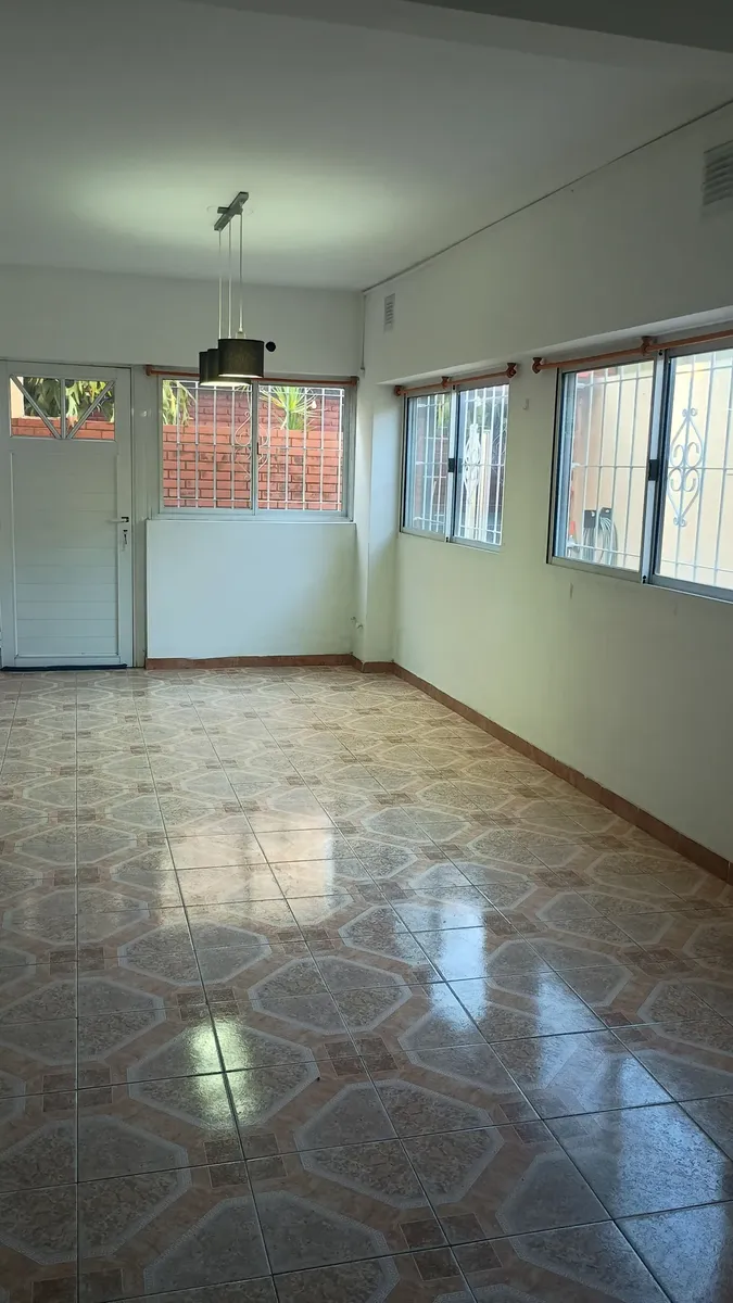 Ground-floor three-room PH with parking in La Matanza