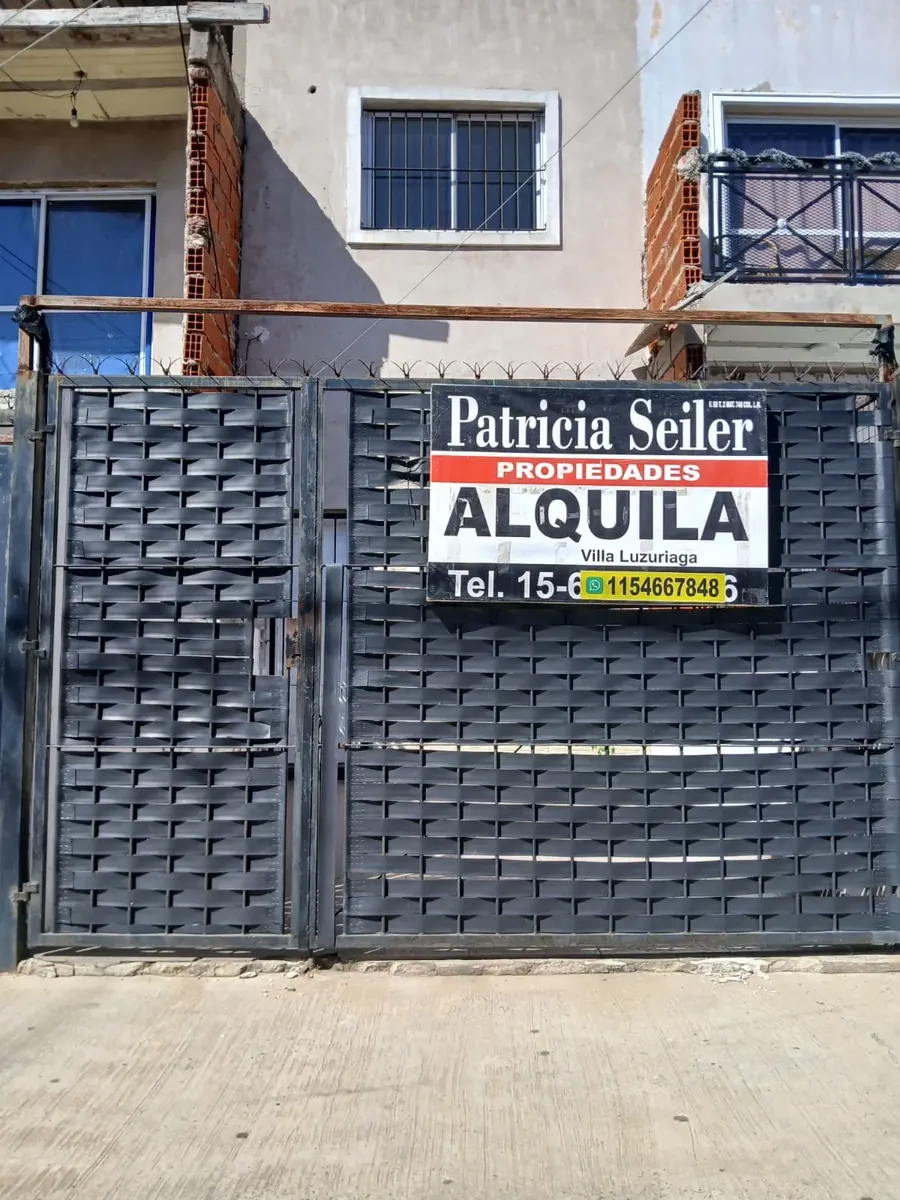 Three-room duplex in Isidro Casanova with two patios