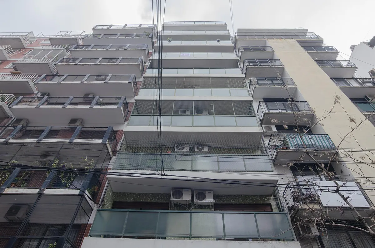 Front four-room apartment in Recoleta with balcony, three bedrooms