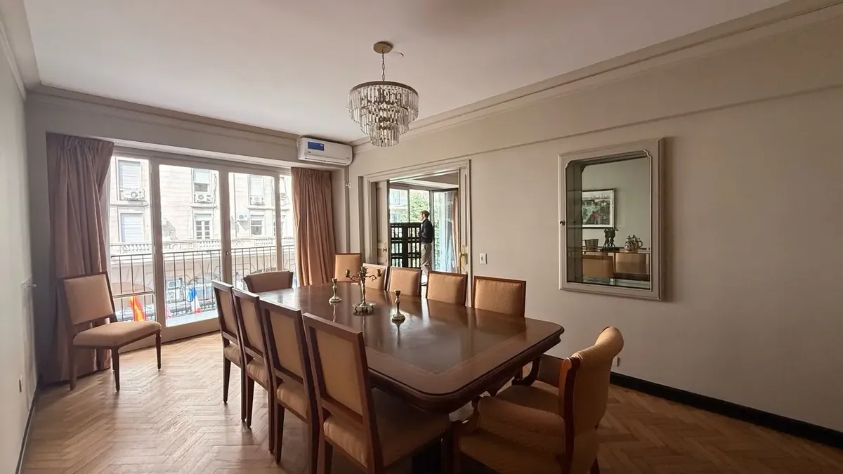 Apartamento com 4 dormitórios e varanda em Recoleta