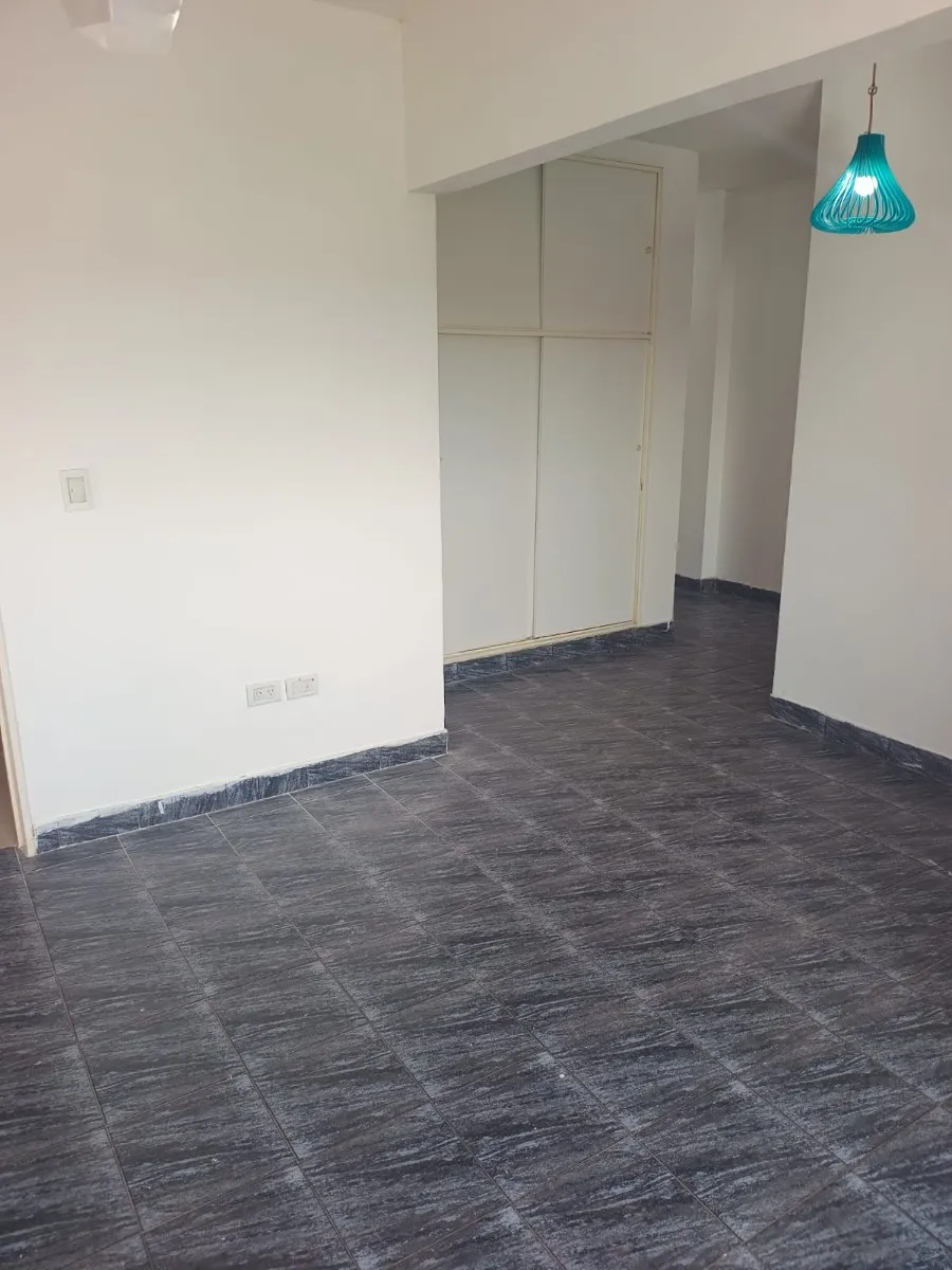 Квартира с 2 комнатами и окнами во двор в Avellaneda