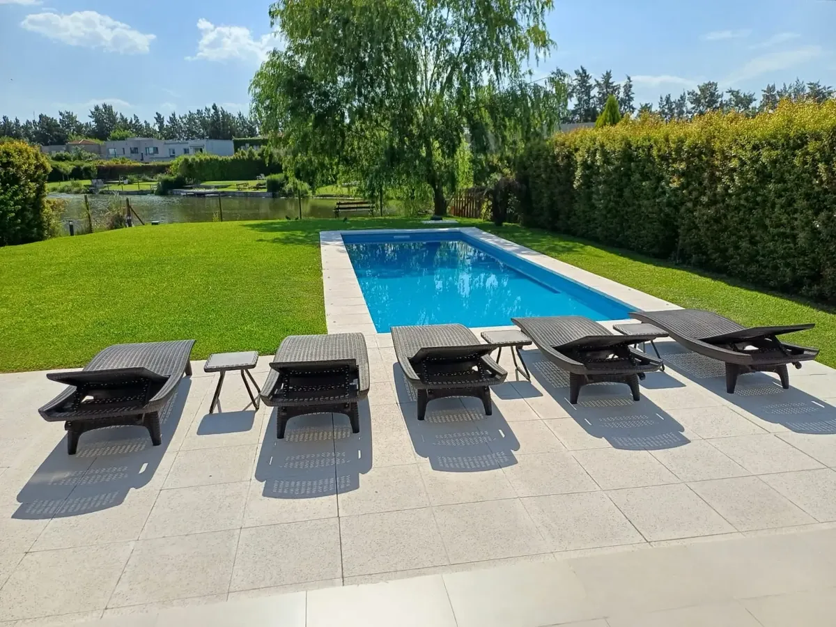 Four-bedroom house on the lagoon in La Comarca, Tigre