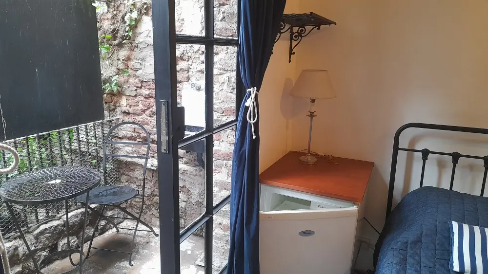 Kitnet em Coghlan com pequena área externa mobiliada