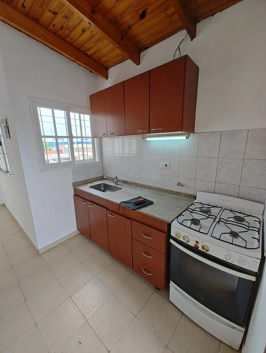 Apartamento de três ambientes no 1º andar em I. Casanova