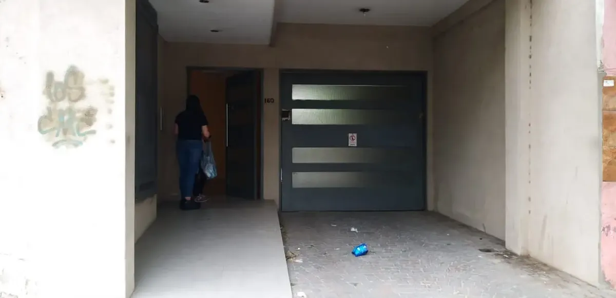 Monoambiente con cochera y balcón en Moreno centro