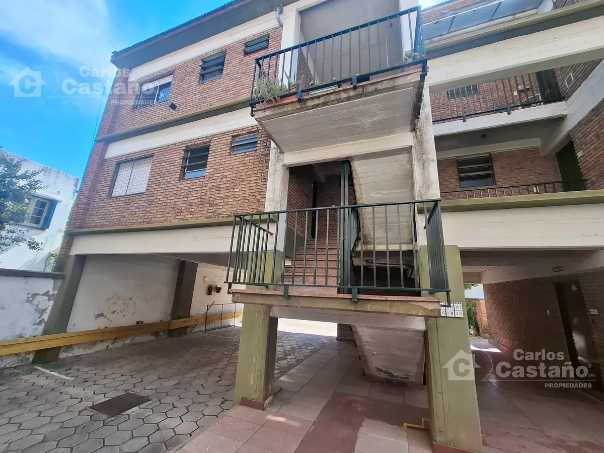 Трёхкомнатная квартира с балконом и (закреплённым) крытым парковочным местом в Vicente López