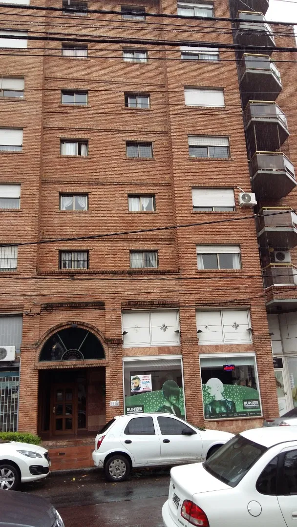 Departamento de 2 ambientes con balcón al frente en Morón