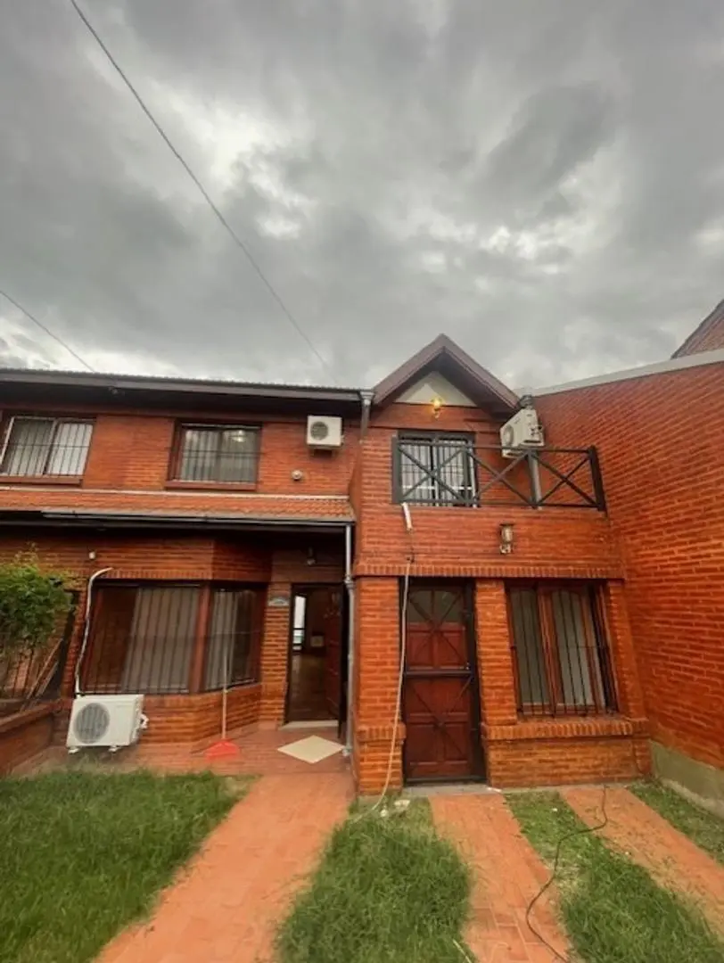 Duplex four-bedroom apartment for rent in Luis Guillón