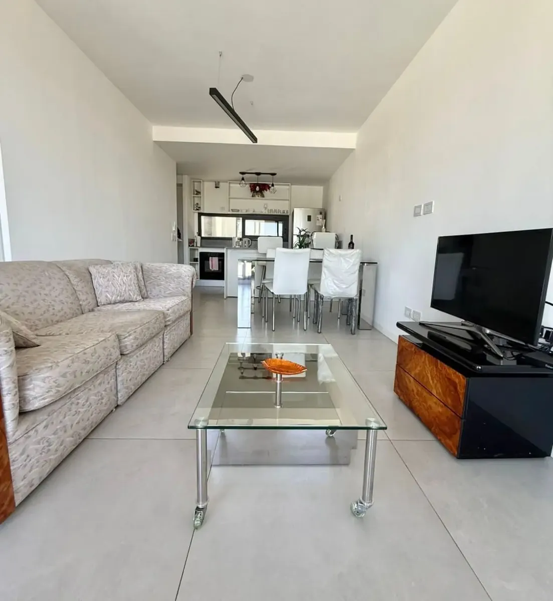 60 m², varanda contínua, suíte