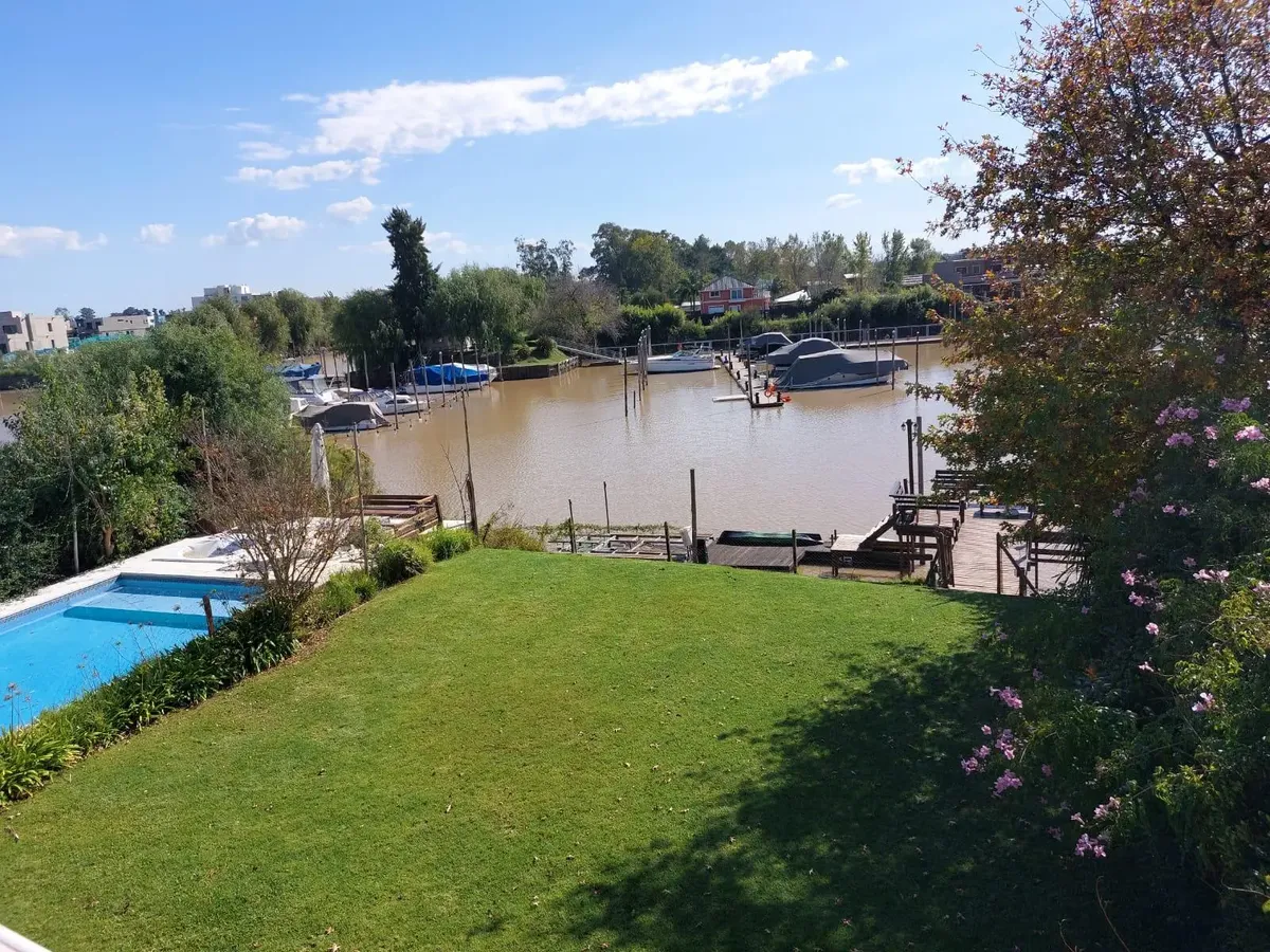 Five-bedroom house for seasonal rental with river access in Tigre