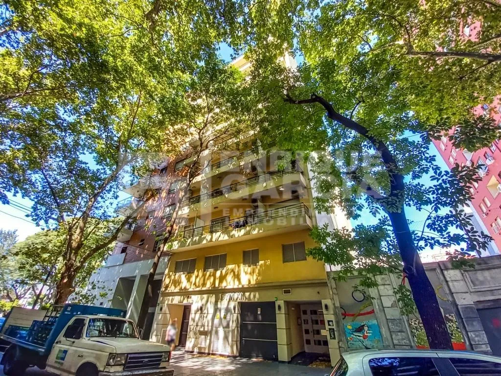 Monoambiente al frente con balcón en Villa Urquiza