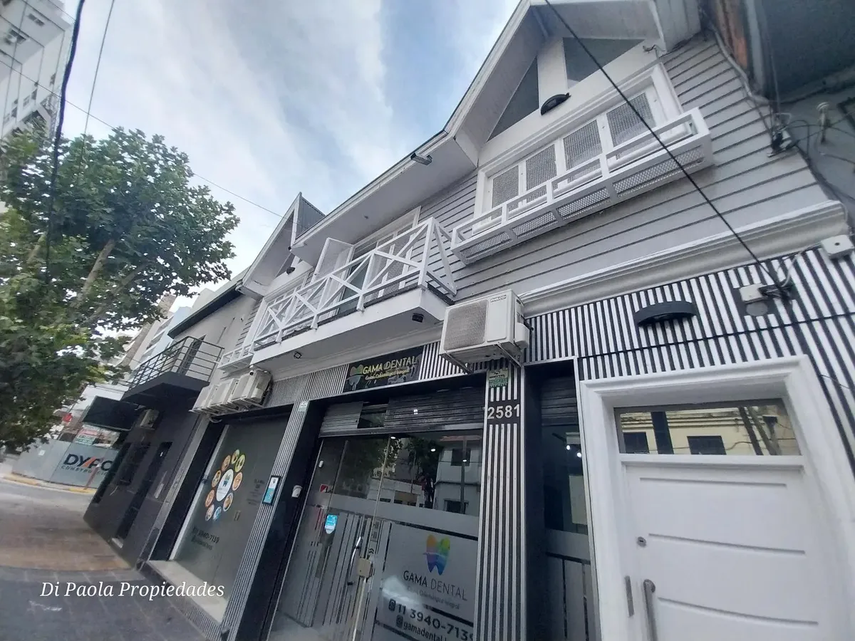 Casa de 4 ambientes com 3 dormitórios em Lanús