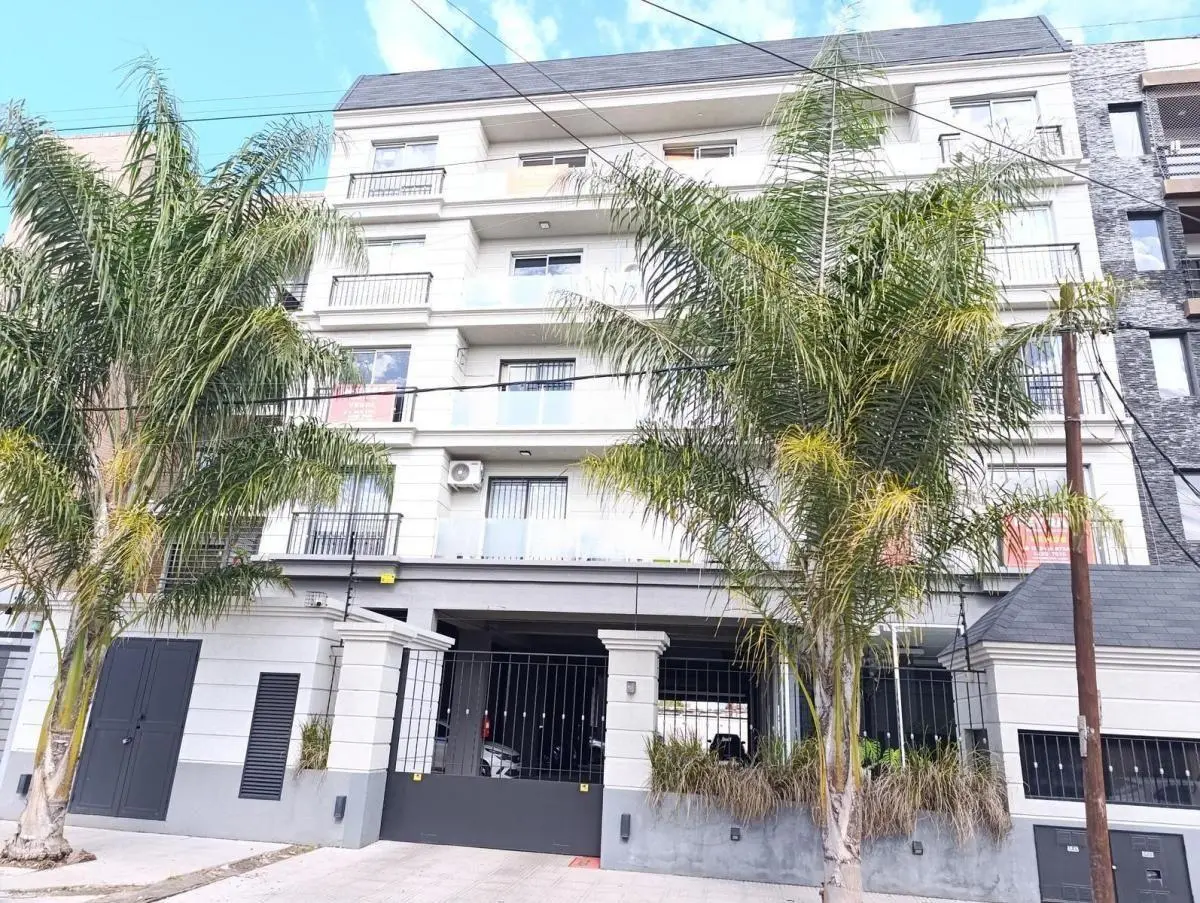 Меблированная квартира-студия с парковочным местом в Lanús Oeste