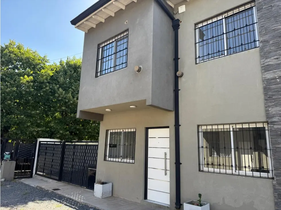 Apartamento duplex com 2 dormitórios em Ituzaingó Norte