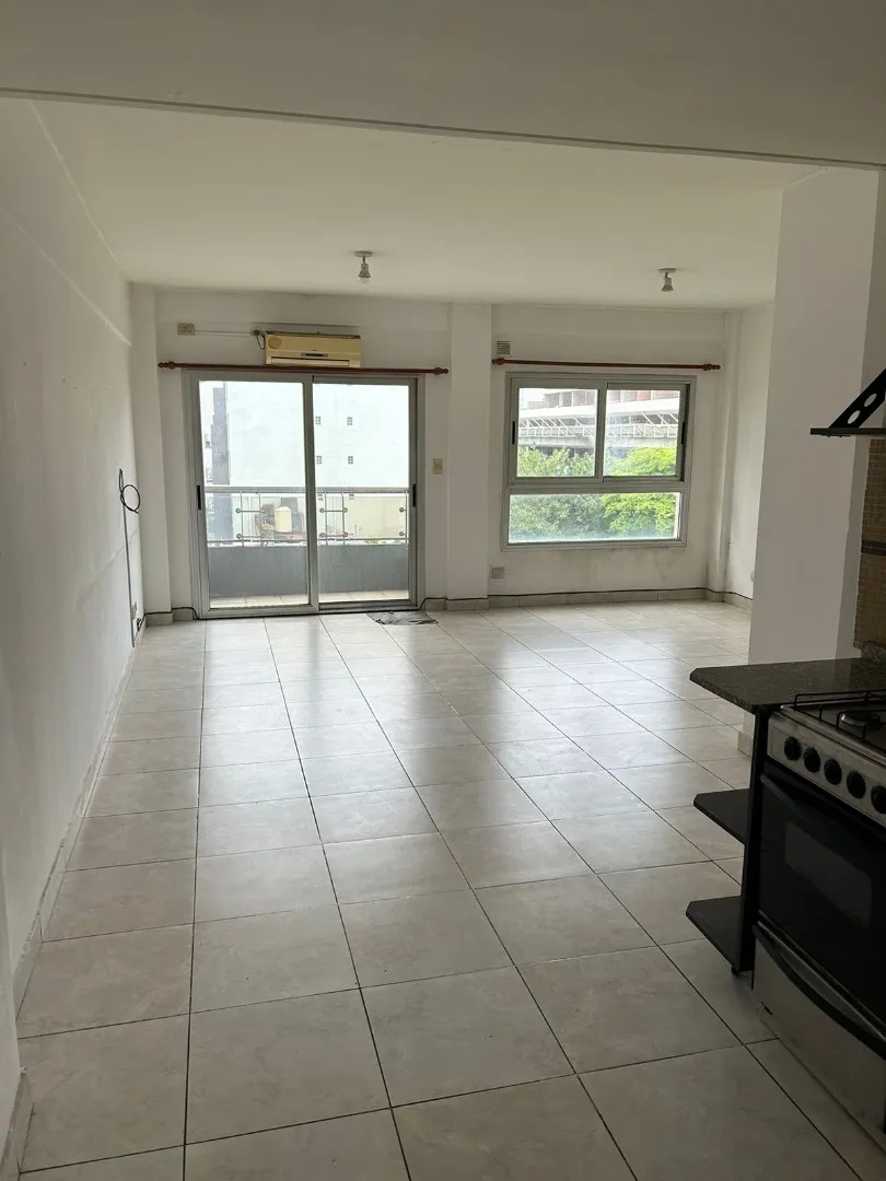 Kitnet com varanda de frente para a Av. Directorio em Caballito