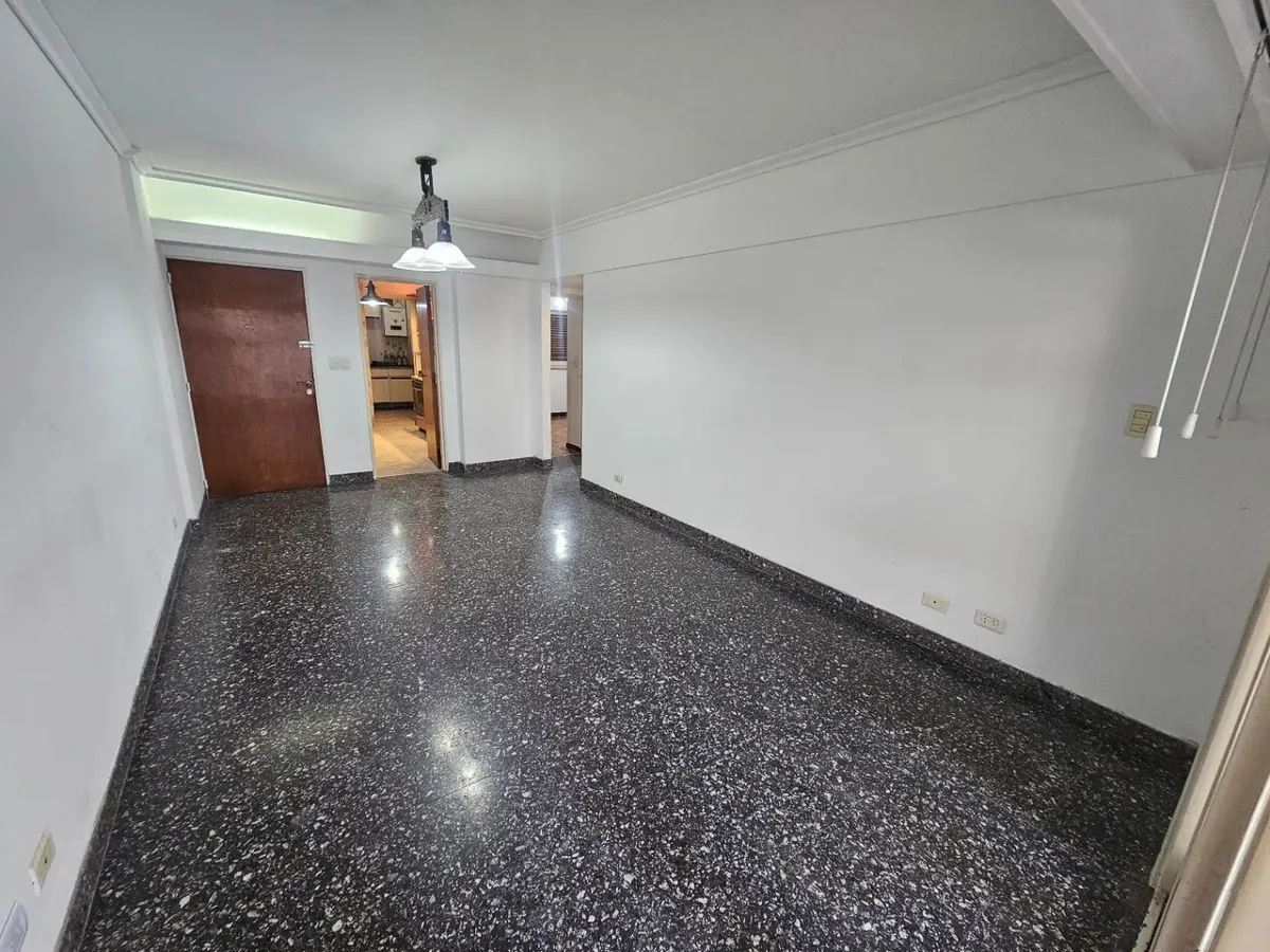 Apartamento de dois dormitórios com vaga de garagem em Caballito