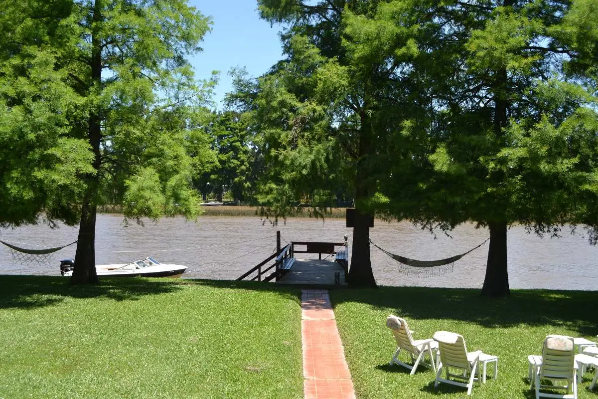 House rental on an island in the Tigre Delta for up to 12 people on the Canal del Este