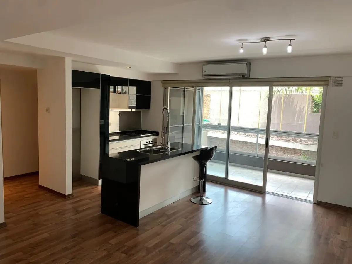 Apartamento de 2 ambientes com 1 quarto e vaga de garagem fixa coberta em Monte Castro