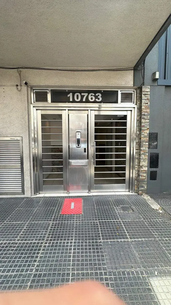 Apartamento de 2 ambientes de frente com varanda e terraço em Liniers