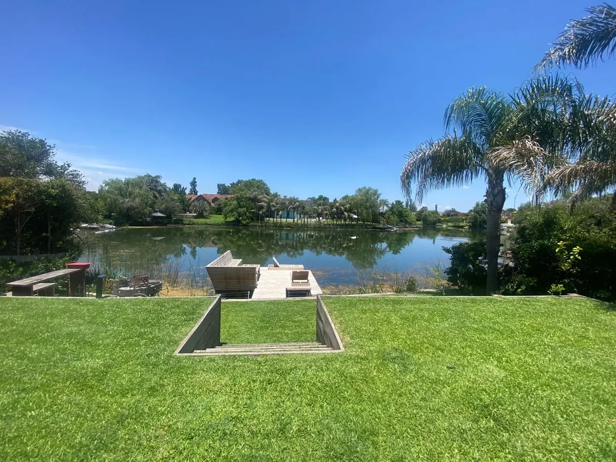 Lakefront house in Los Castores, Tigre for summer rental (January 2026)