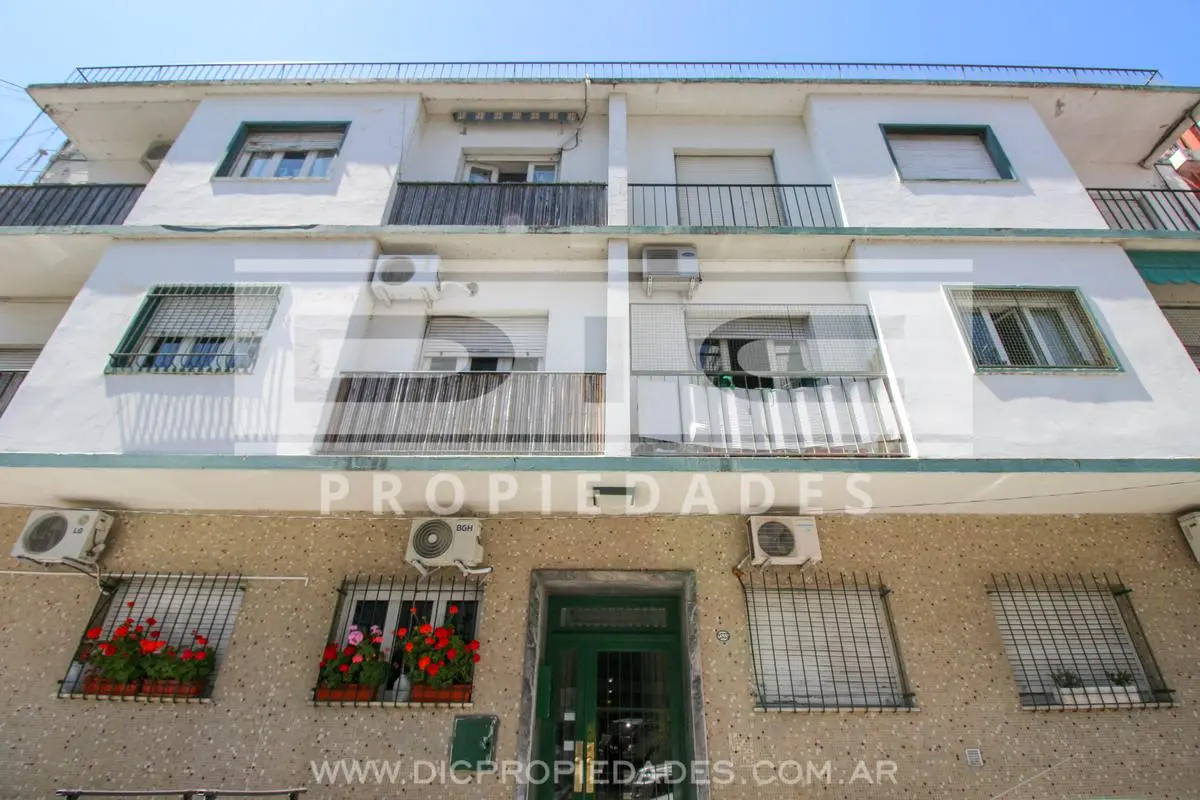 Apartamento de dois ambientes com pátio em Olivos