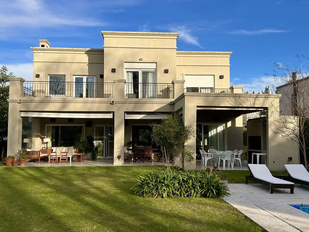 Furnished four-bedroom house for rent in Santa Bárbara, Tigre
