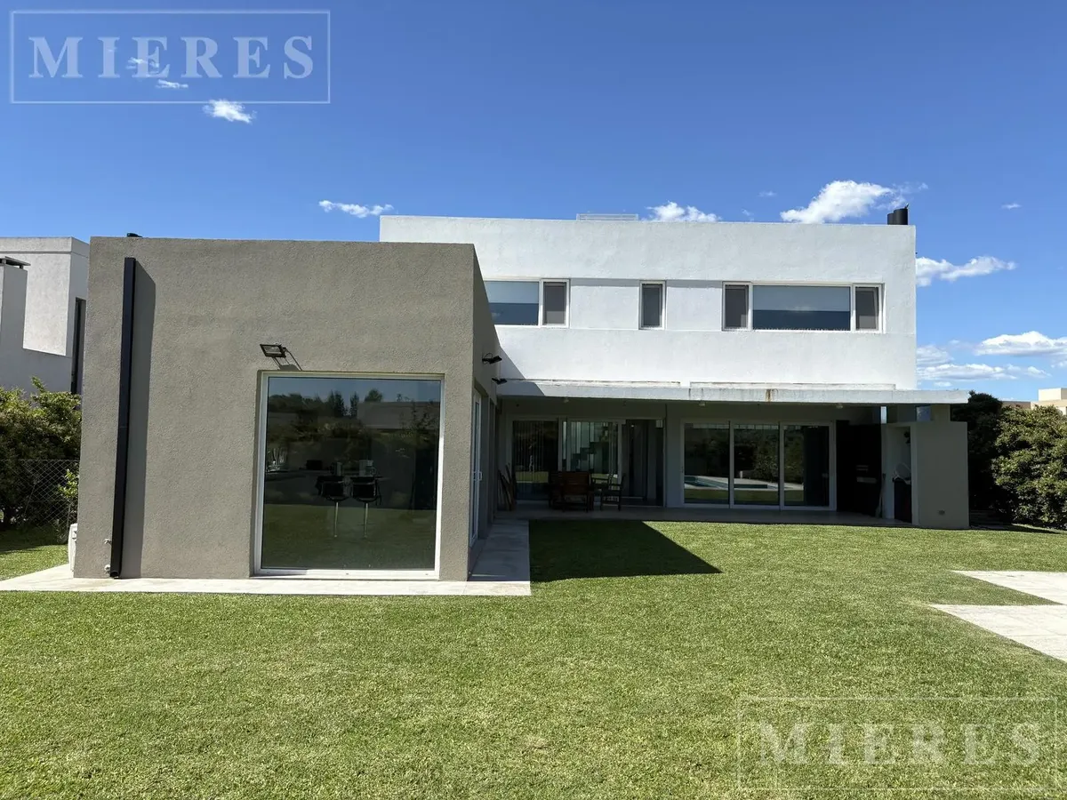 Casa de 5 dormitórios em San Matías, Escobar