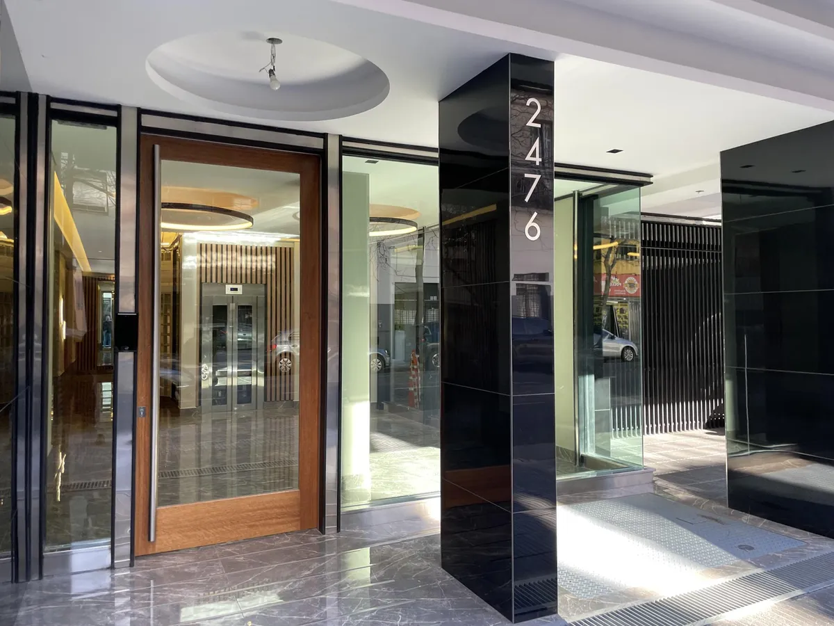 Departamento de 2 ambientes con balcón al frente en Flores