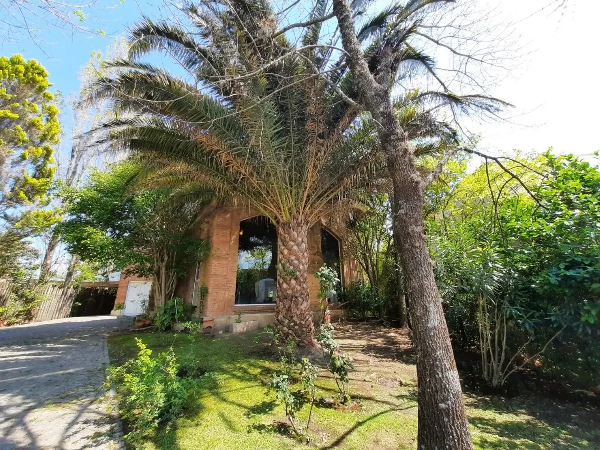 Furnished four-bedroom house on the river in Santa Maria de Tigre