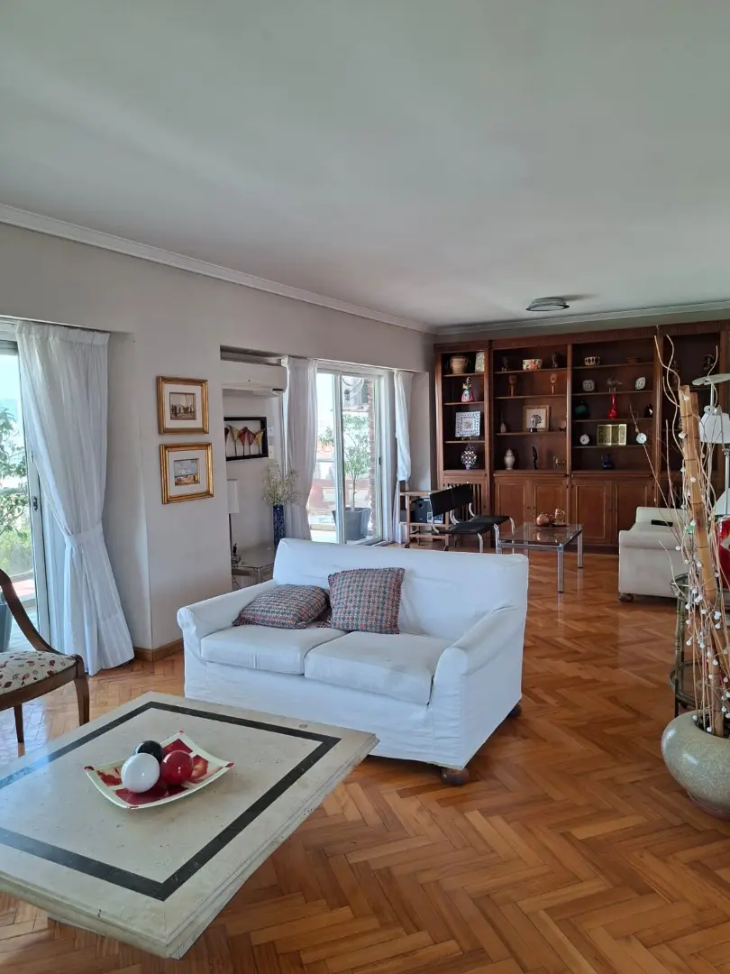 Two-bedroom half-floor apartment in Recoleta