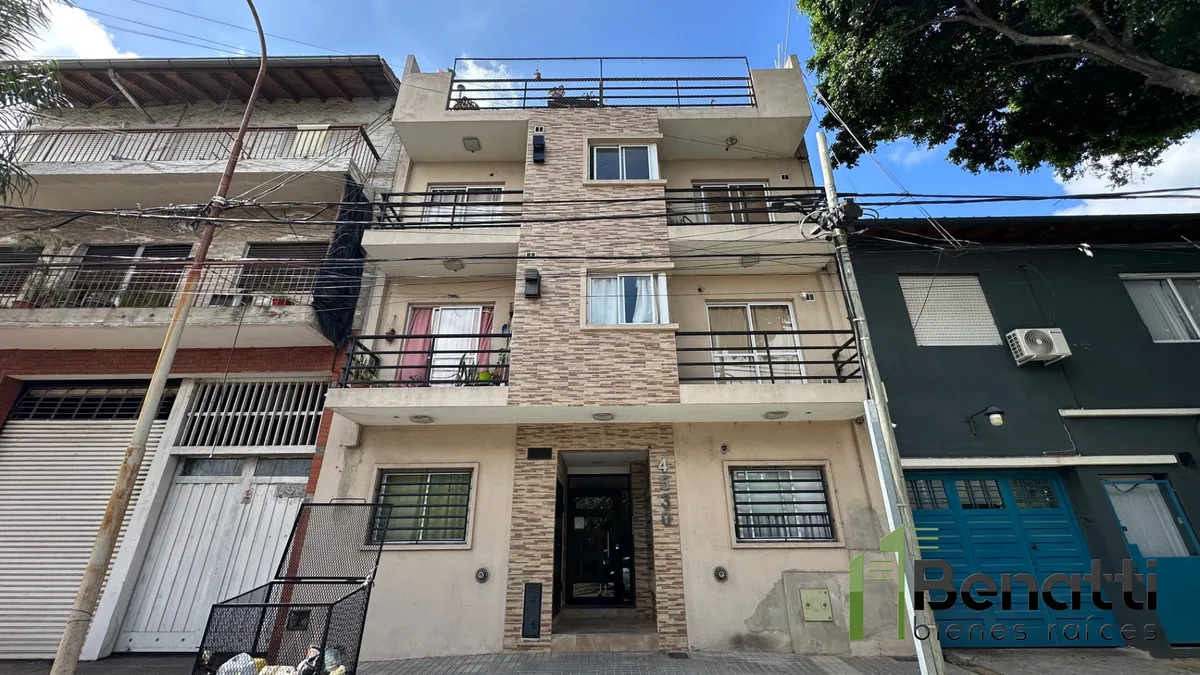 Apartamento de quatro ambientes no terceiro andar por escadas em Tres de Febrero