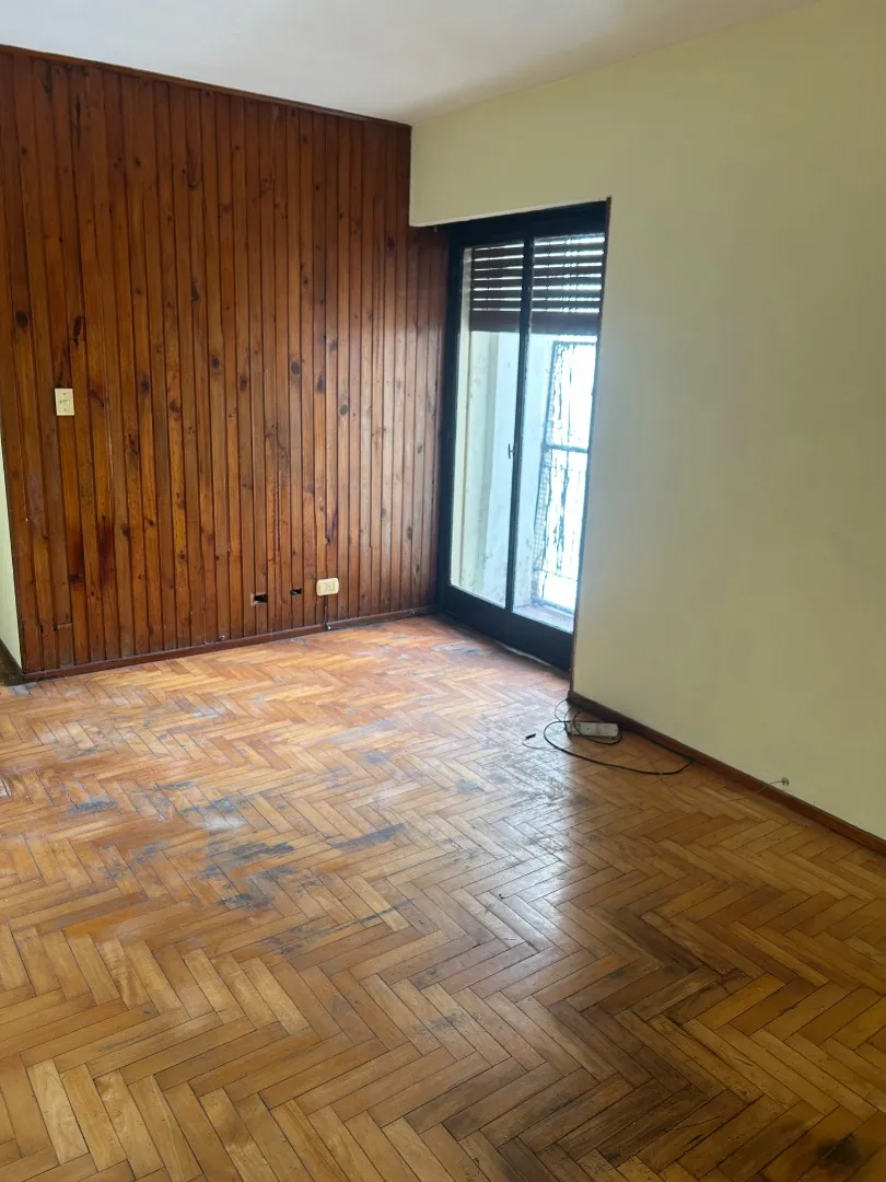 Apartamento de três ambientes com varanda lateral em Villa General Mitre