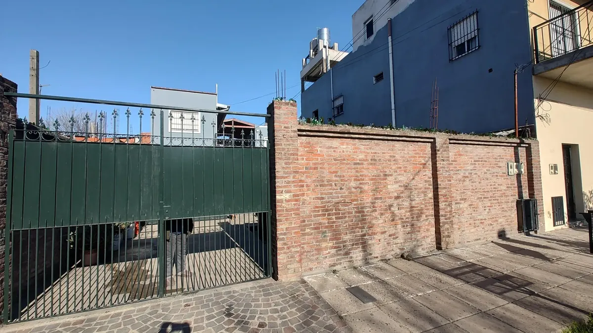 Квартира-студия с входом через общий двор в Ing. Budge