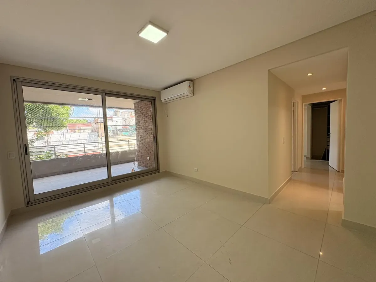 Departamento de 4 ambientes al frente con balcón terraza en Flores