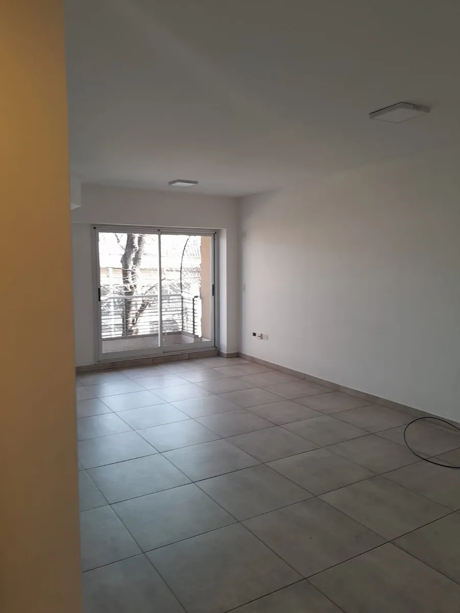 Monoambiente con balcón en Parque Chas