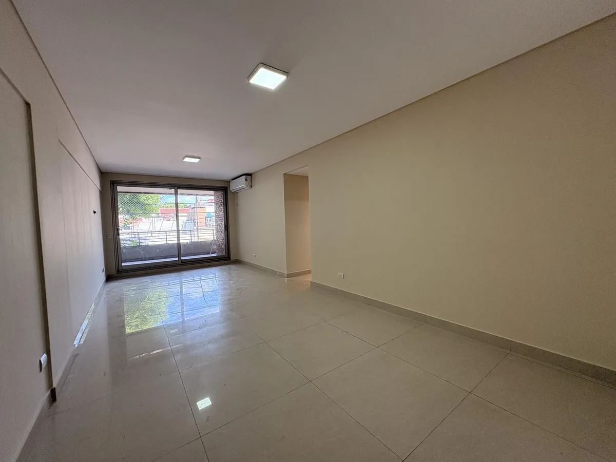 Departamento de 4 ambientes con balcón y cochera en Flores