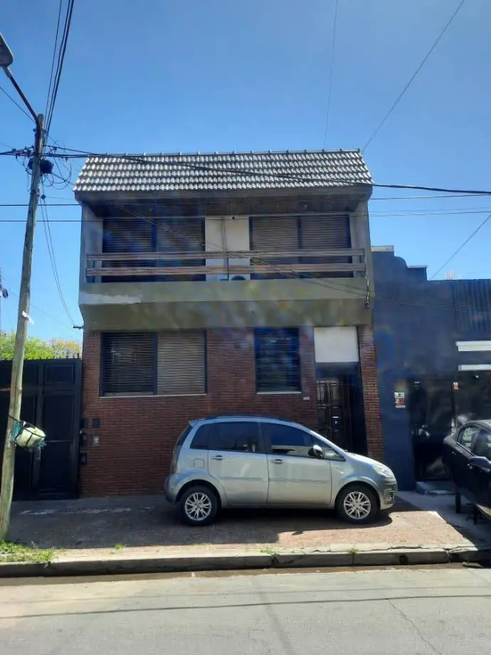 PH tipo casa de 4 ambientes en 2 plantas con balcón corrido en Lanús