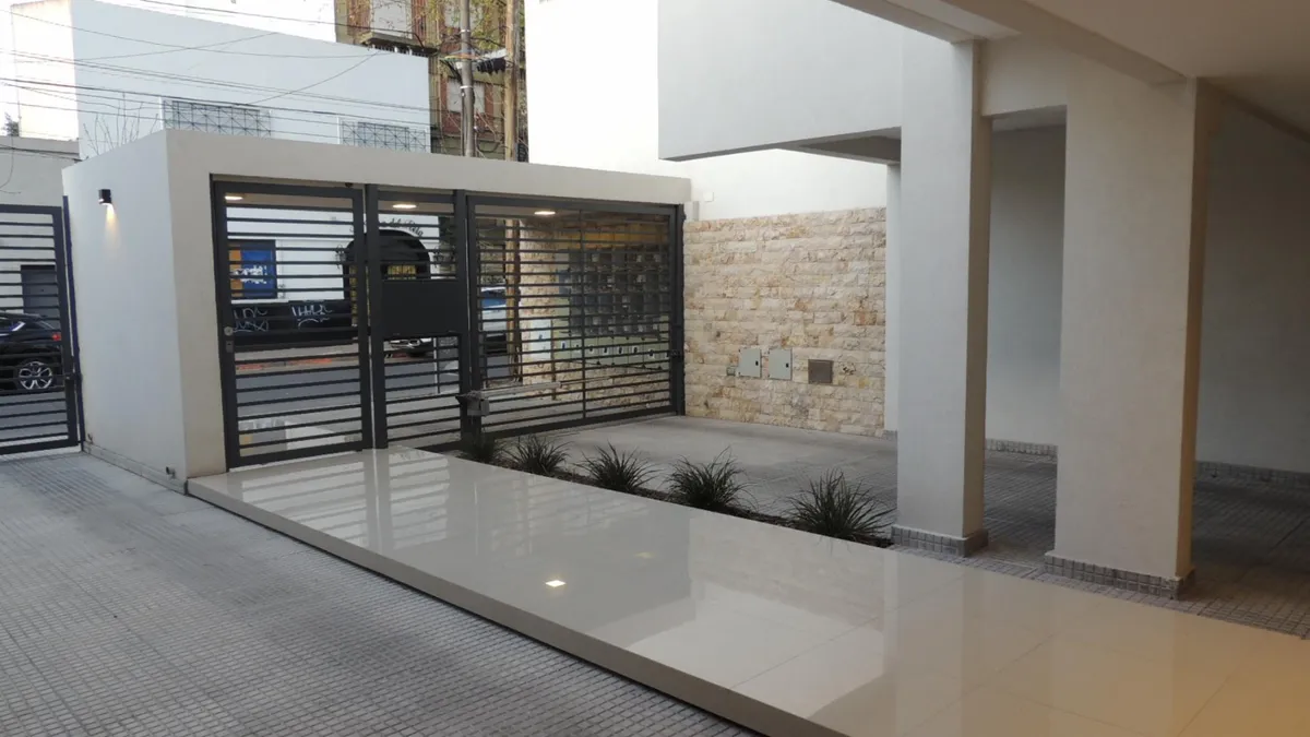 Apartamento de dois ambientes com terraço privativo em Morón