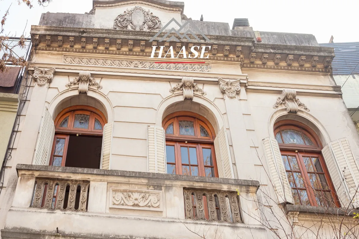 Casa comercial de 4 dormitorios en Colegiales