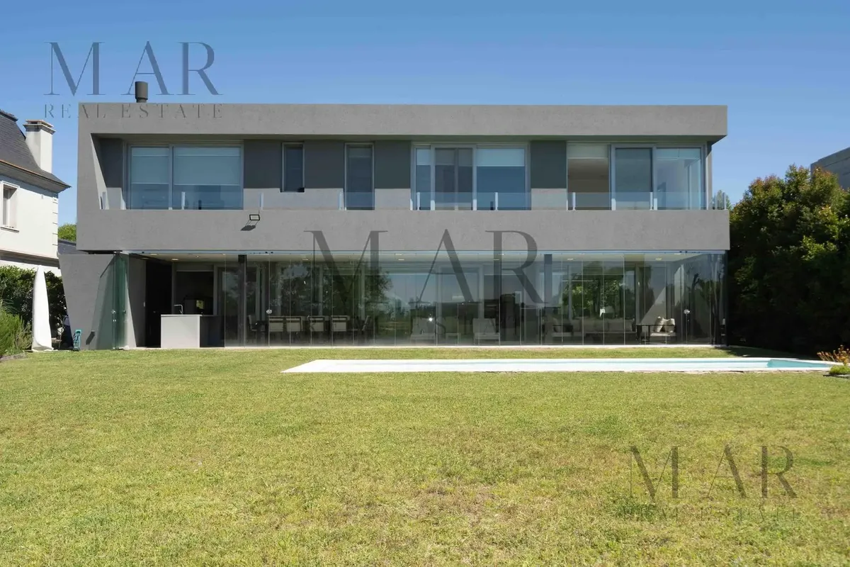 Five-bedroom modern house in Tigre with golf-course views